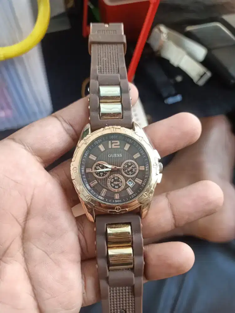 Jam tangan merk guess
