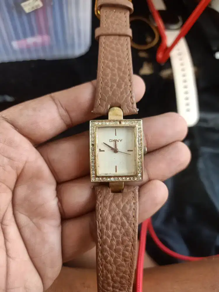 Jam tangan wanita merk DKNY