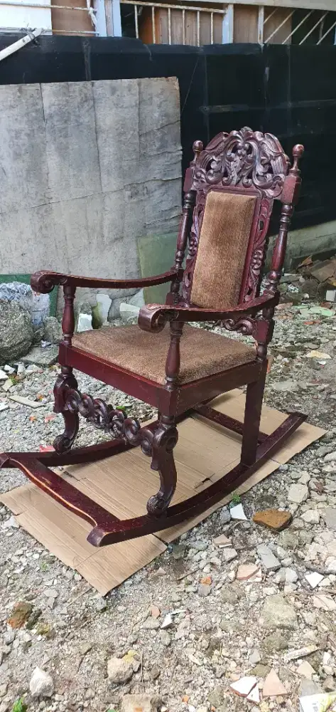 Kursi Goyang ukiran
