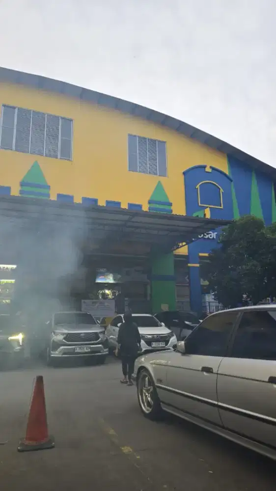SEWA KIOS PASAR SANTA lokasi strategis cocok untuk Kuliner,fashion dll