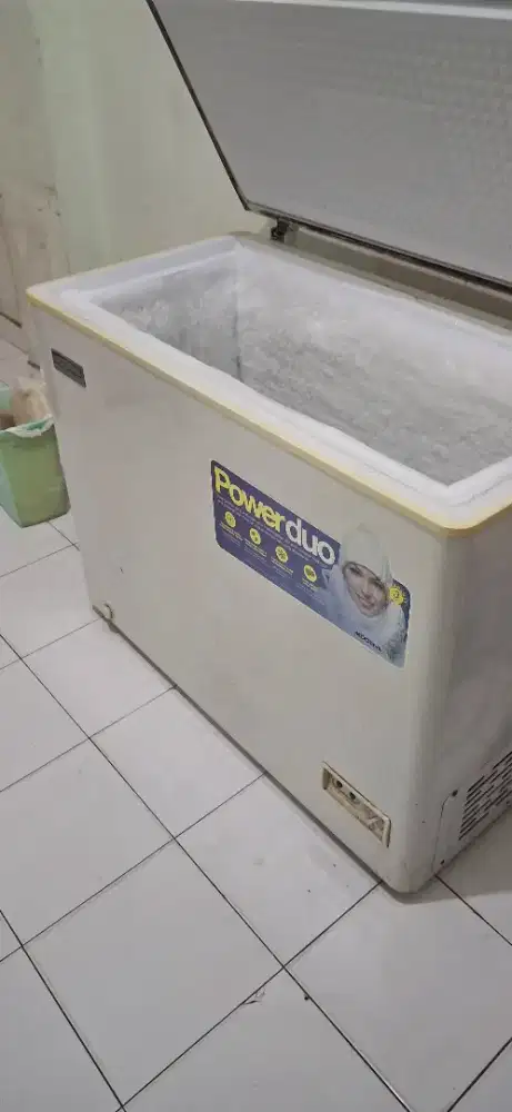 Jual keduanya kulkas showcase glacio 180L & freezer modena 300L