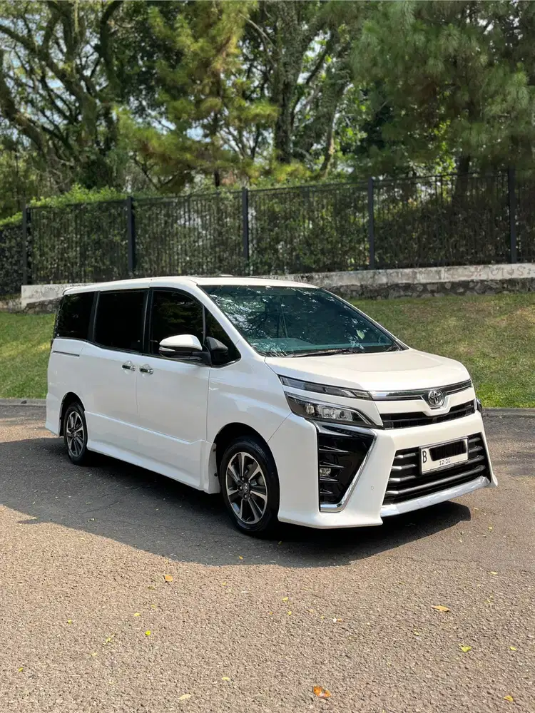 Toyota Voxy 2.0 AT 2018