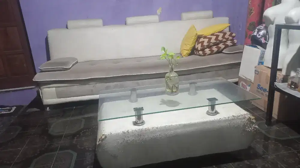 Sofa putih bekas