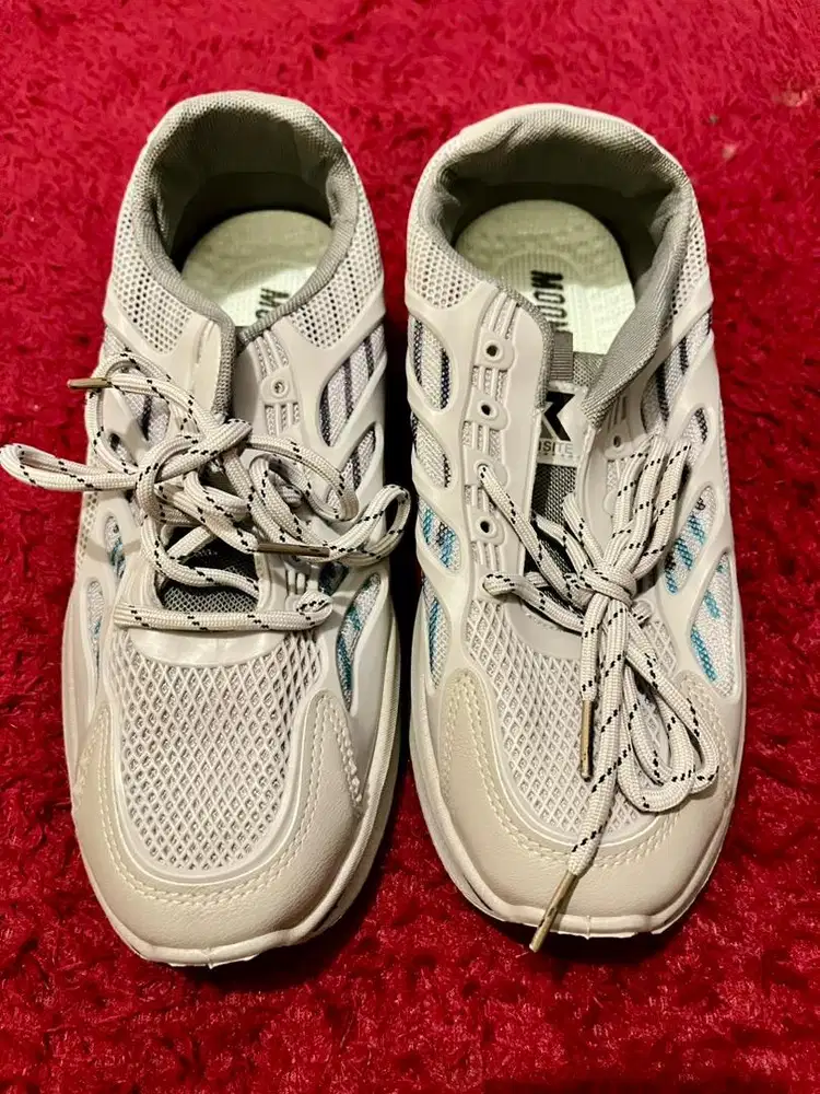 Sepatu olahraga