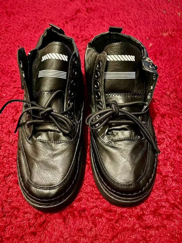 Sepatu sneakers