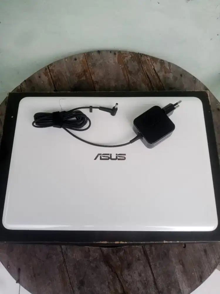 Laptop ASUS E402Y RAM 4Gb Bisa Nego