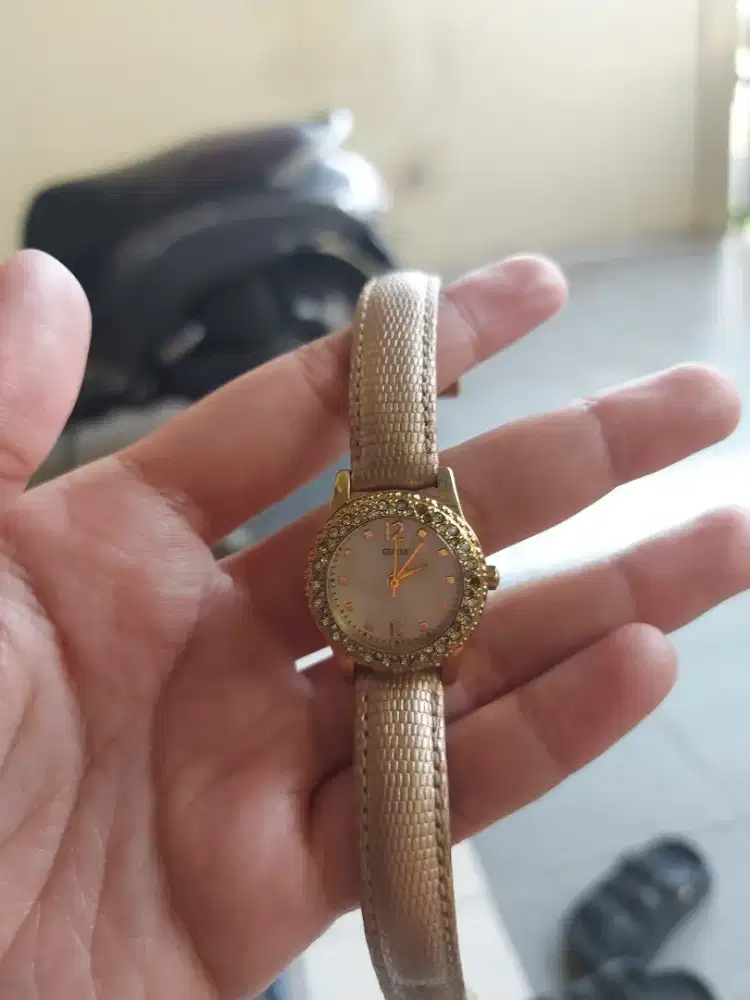 Jam tangan wanita merk guess