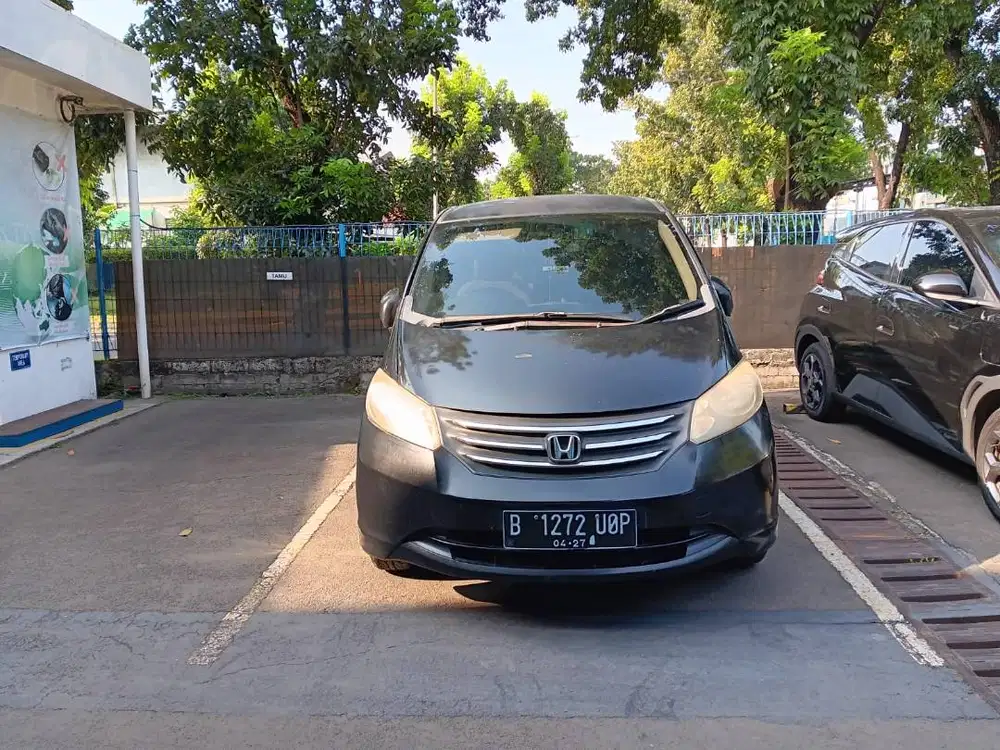 Dijual Honda Freed 2012, warna hitam, kondisi terawat stnk panjang
