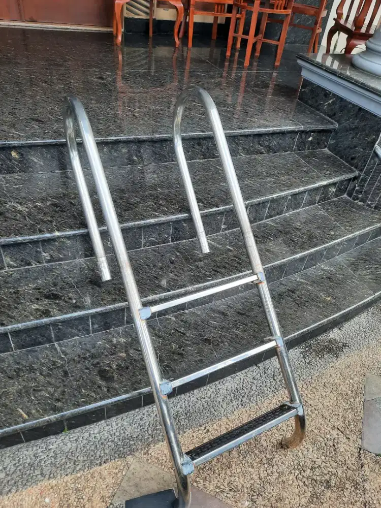 Tangga kolam renang stainless