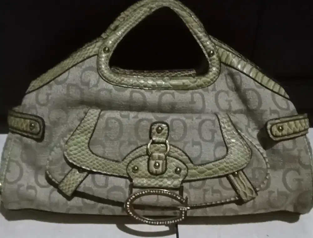 Tas wanita merk Guess