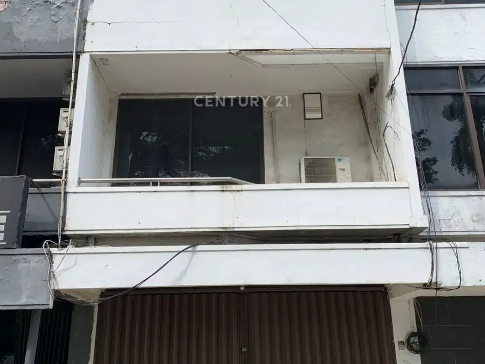 Ruko  Tiga Lantai Lokasi Strategis  Di Green Garden Jakarta Barat