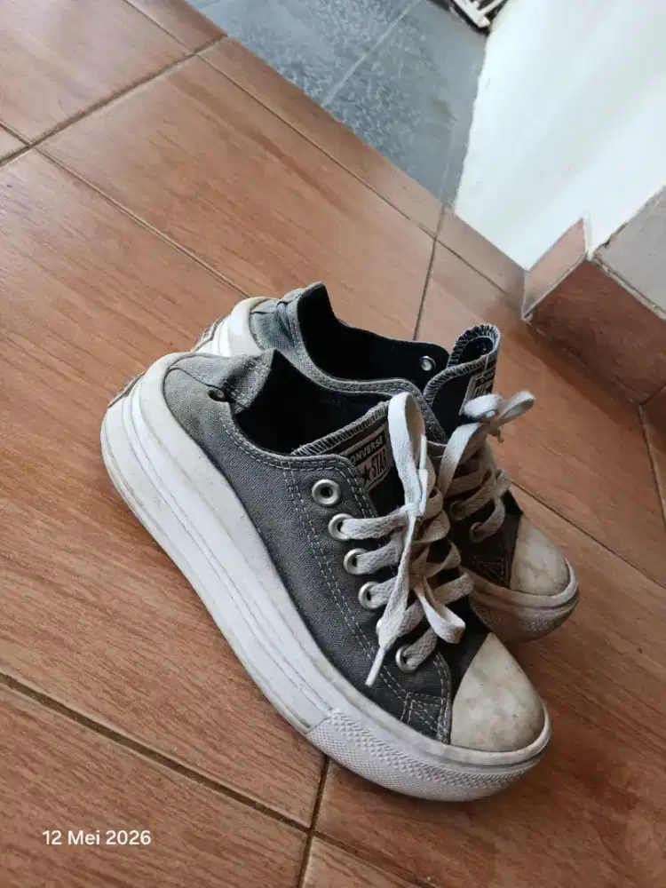 Sepatu converse wanita