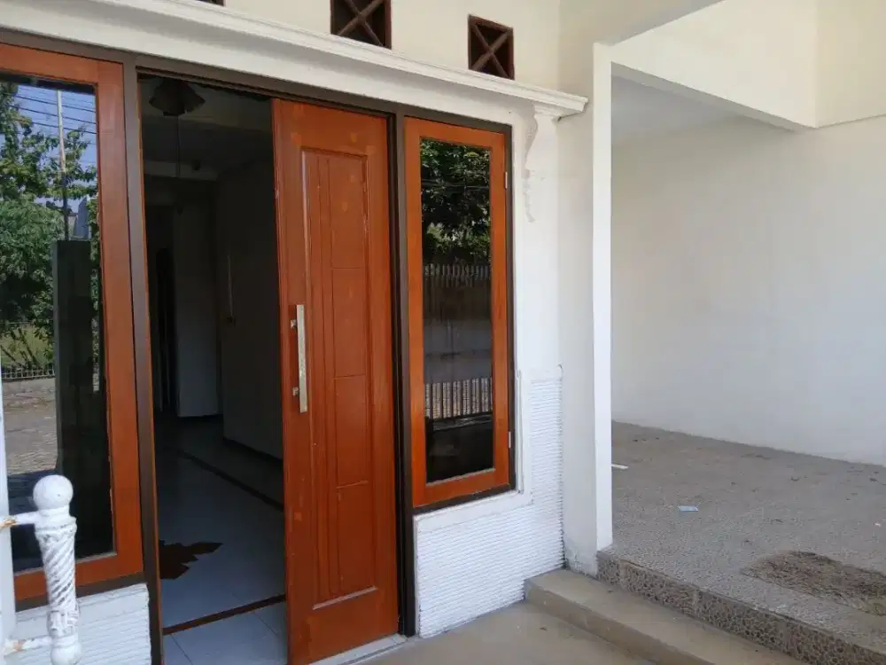 Disewakan Rumah Second 2 Lantai Terawat di area semolowaru, Surabaya