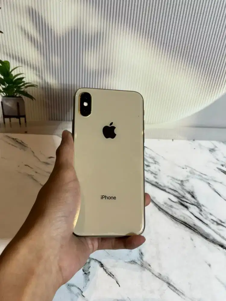 Iphone xs gold.