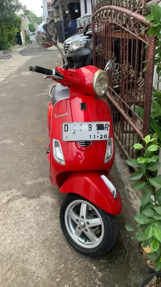 Dijual Vespa Matic LX 125cc 2013 warna Merah