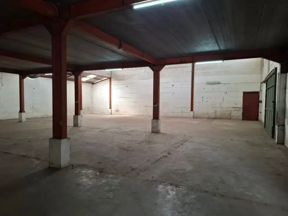 Disewakan gudang 1000m2 Jl. Cibolerang