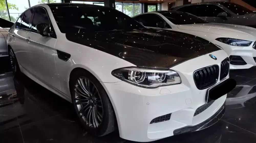BMW M5 LCI 4.4L Twin Turbo V8
White on Red Perfect Condition RecordBMW