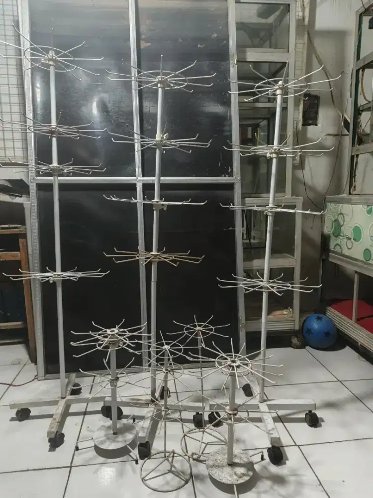 Rak Aksesoris Putar ada 7 Buah