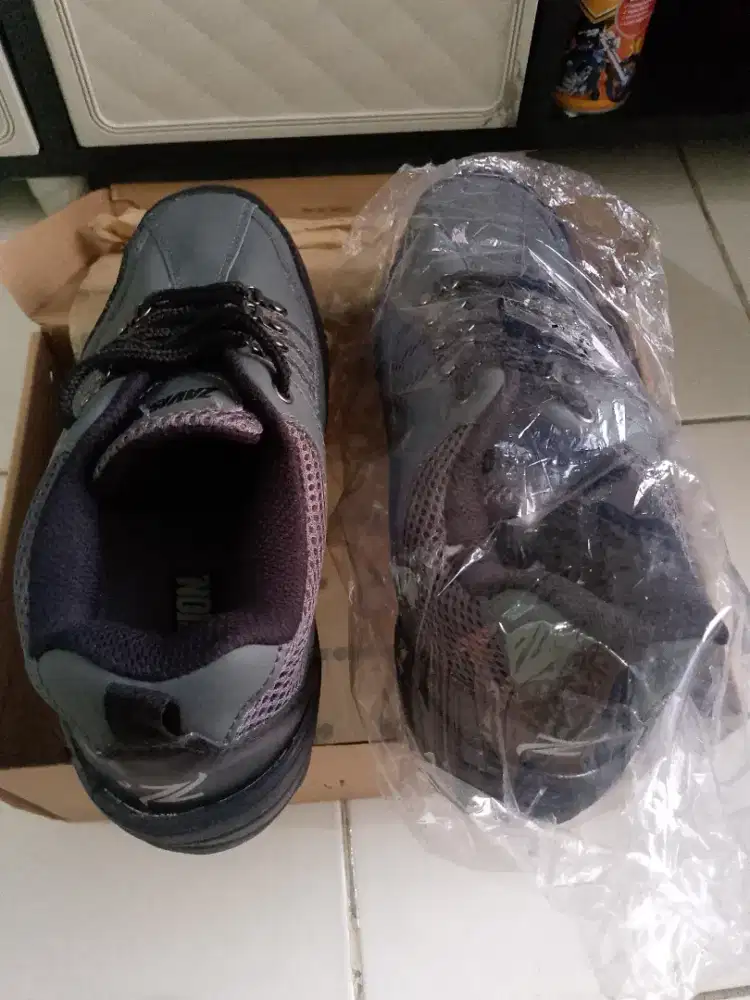 Sepatu safety ujung besi size 42