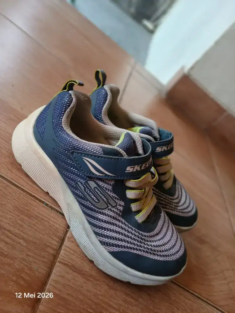 Sepatu skechers preloved
