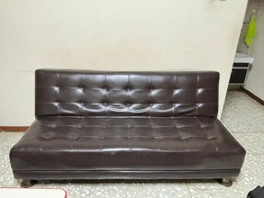 Sofa bed hitam kulit sintetis
