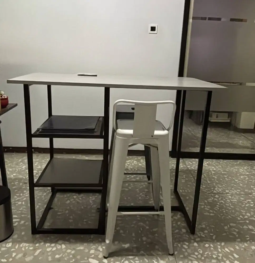 Meja kerja tinggi