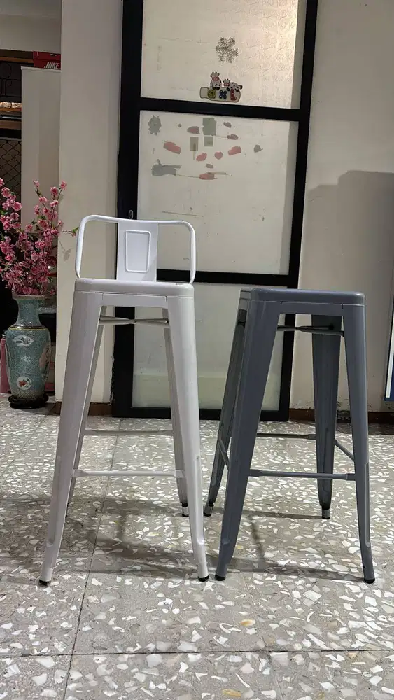 Bangku besi tinggi