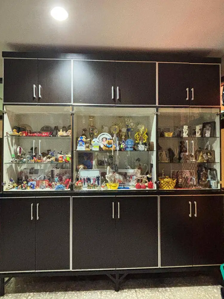 Lemari pajangan besar