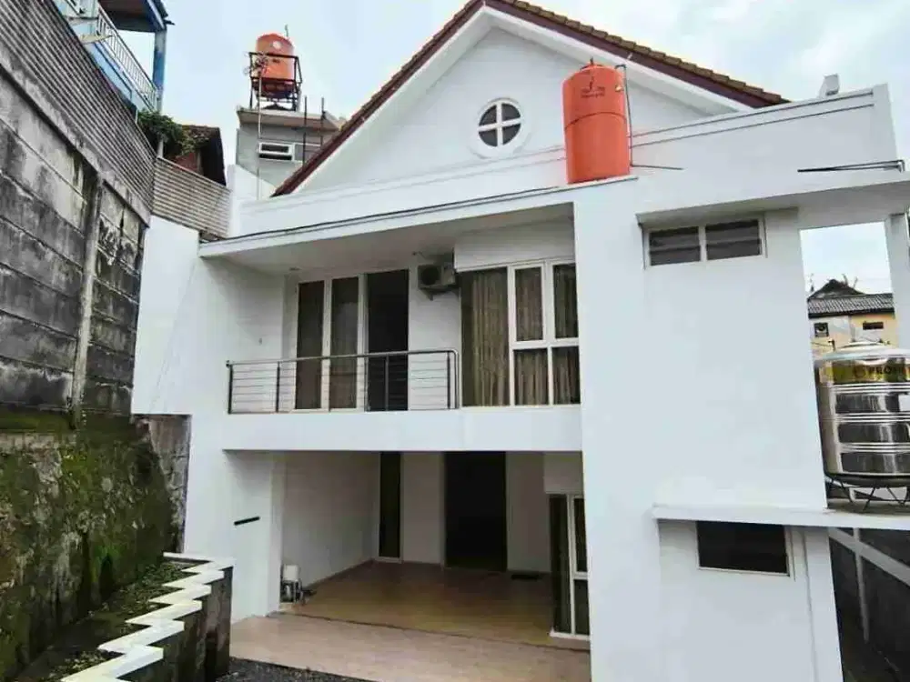 DIJUAL RUMAH TAMPOMAS GAJAHMUNGKUR SEMARANG. DEKAT RS KARIADI, UNNES PASCASARJANA, TUGU MUDA DAN SIMPANG LIMA