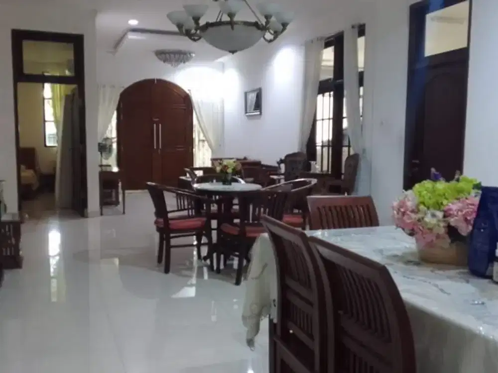 Rumah Besar dan Asri di MT Haryono Jakarta Selatan – Dekat Tol Pancoran & Eco Park Tebet