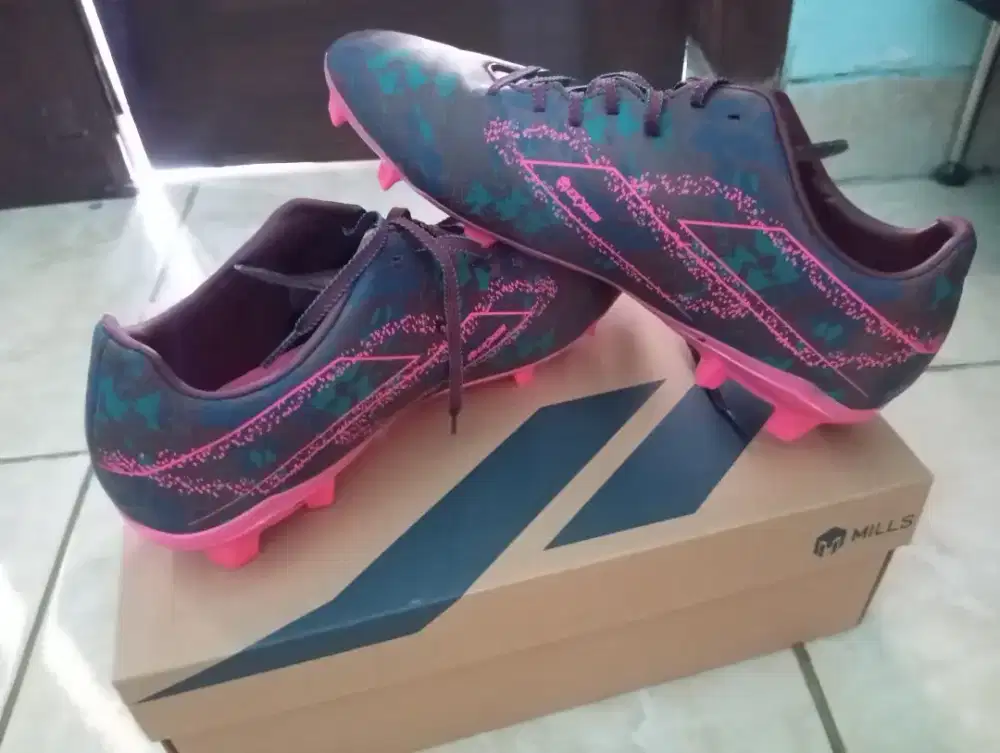 Sepatu sepakbola Mills