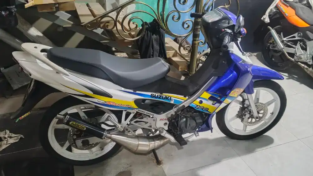 SUSUKI SATRIA HIU 2004  PAJAK LENGKAP HIDUP BIRU PUTIH
