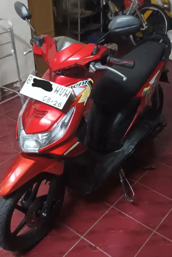Honda Beat Karbu warna Merah tahun 2011.