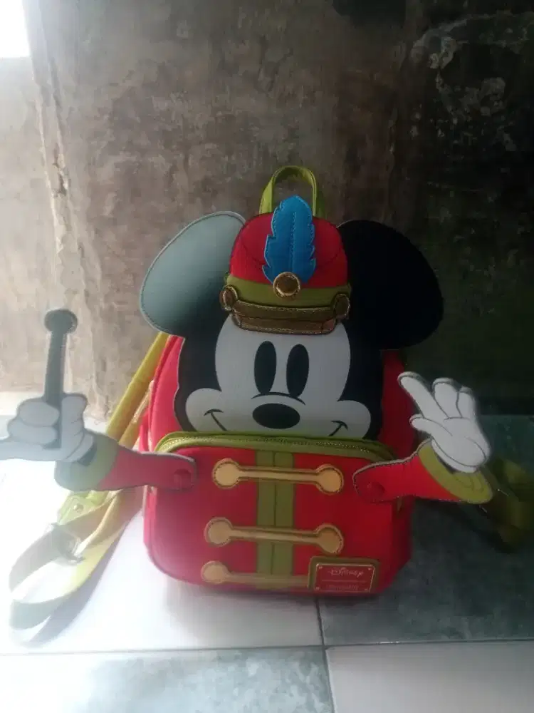 Tas Disneyland loungefly