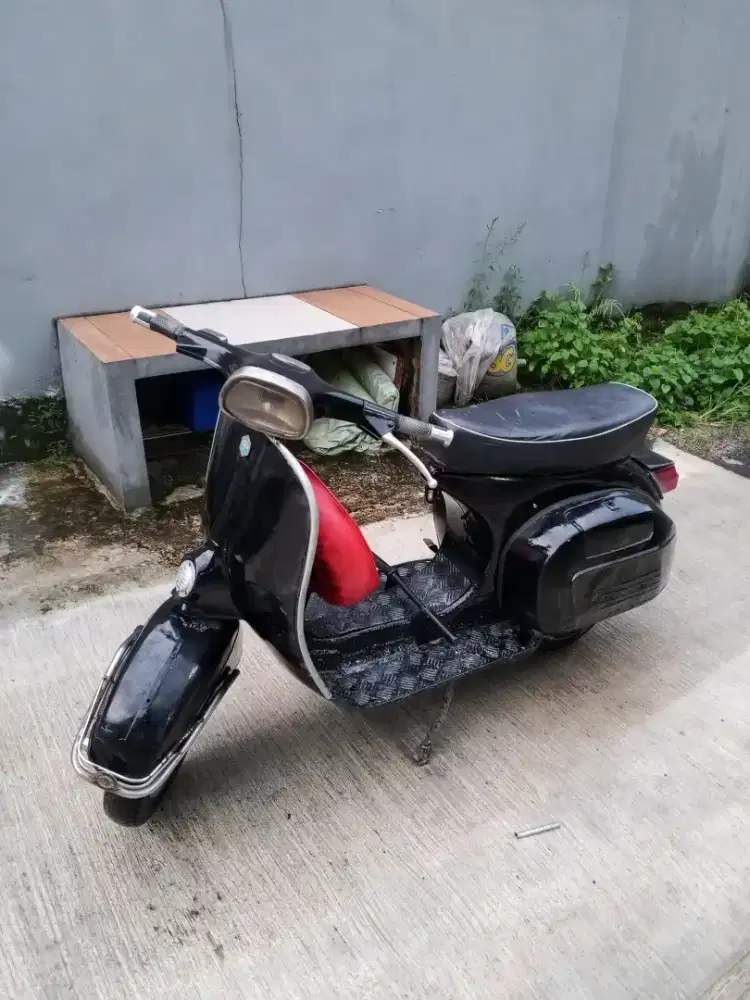 Vespa Super Hitam 1975