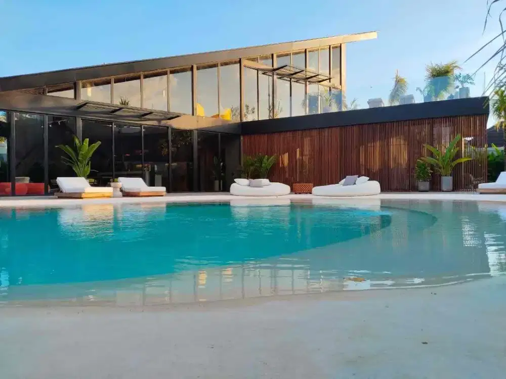 TROPICAL LUXURY 5 BEDROOM VILLA LOCATED A HEART OF BATU BOLONG CANGGU
