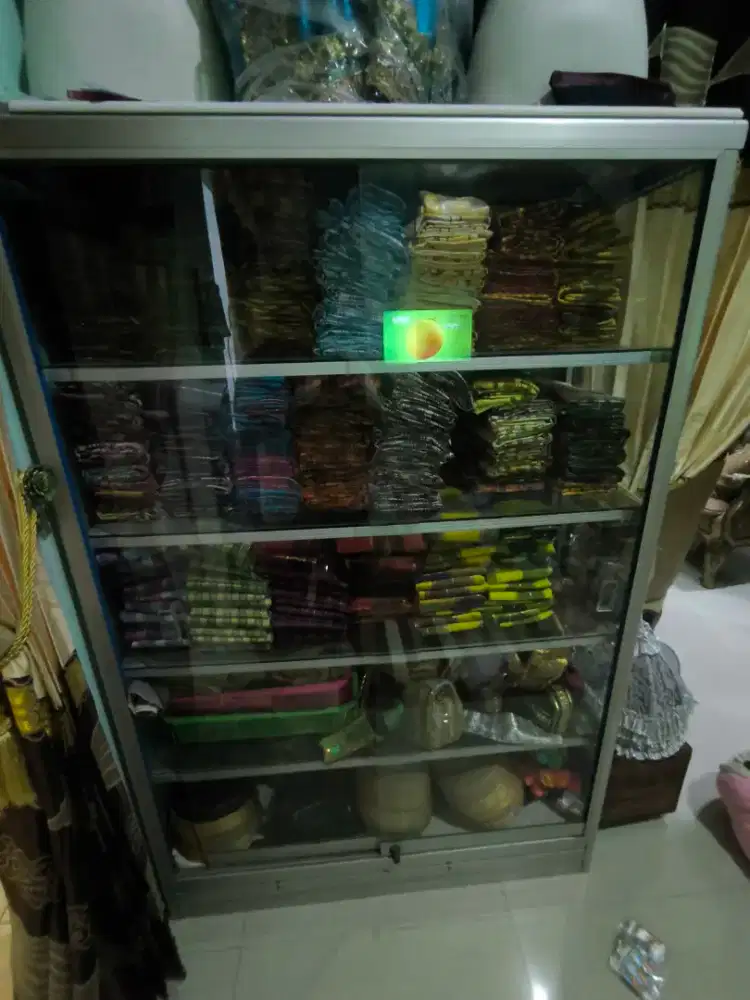 Lemari etalase kaca
