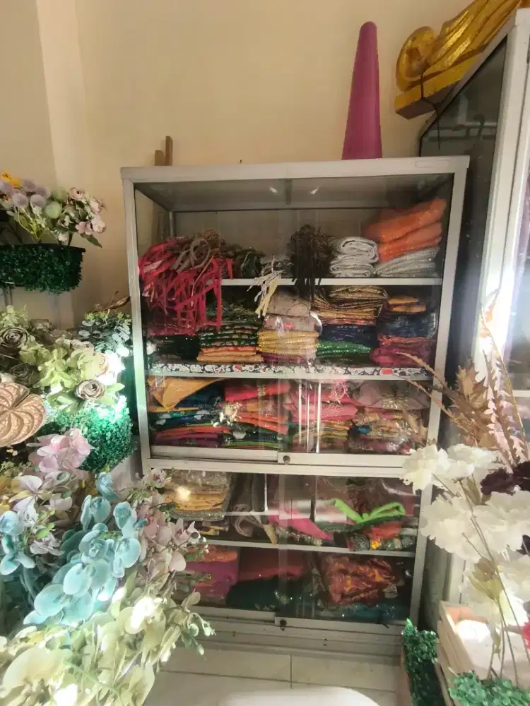 Lemari etalase kaca