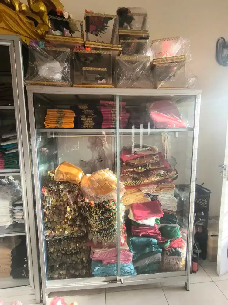 Lemari gantungan kaca