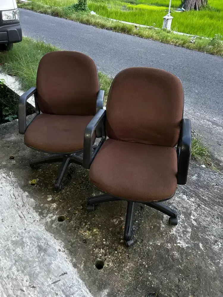 Kursi kerja Donati dan informa