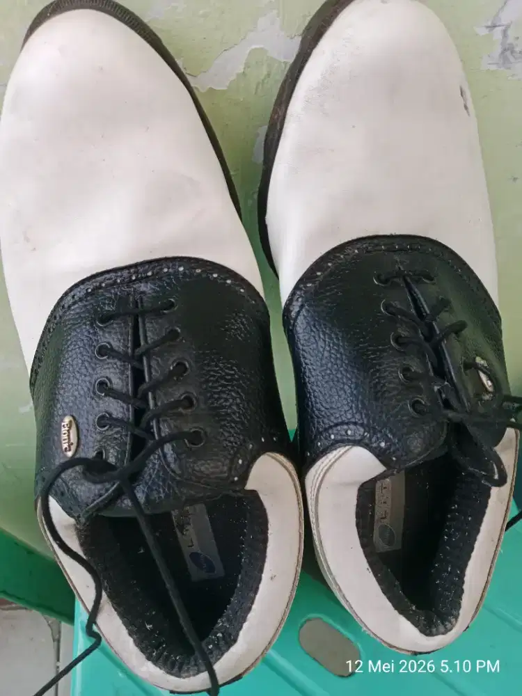 Sepatu Golf kokoh dan kuat