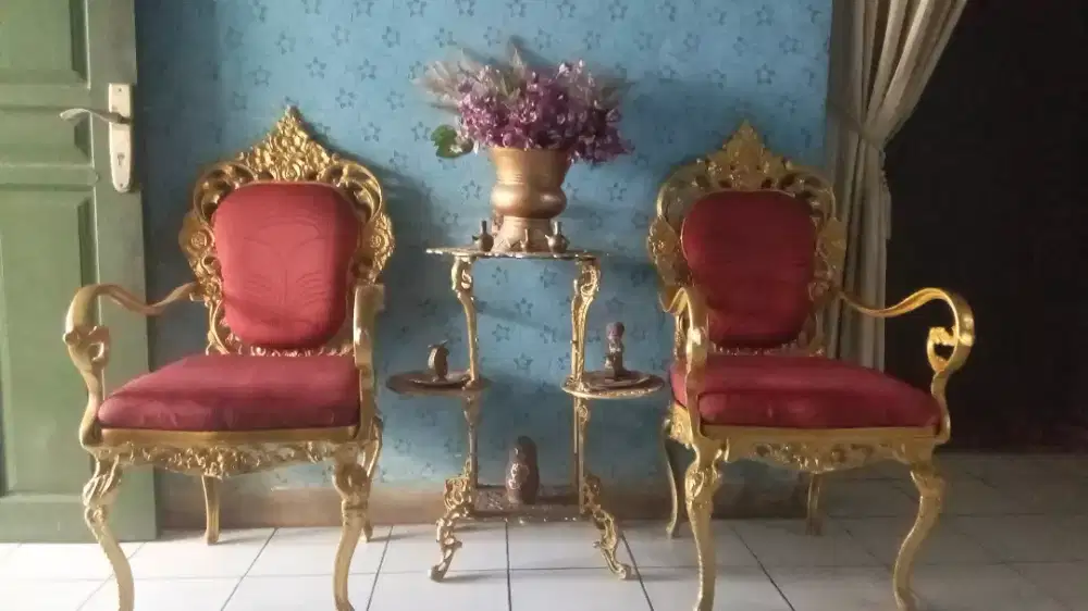 Kursi dan meja besi tempa