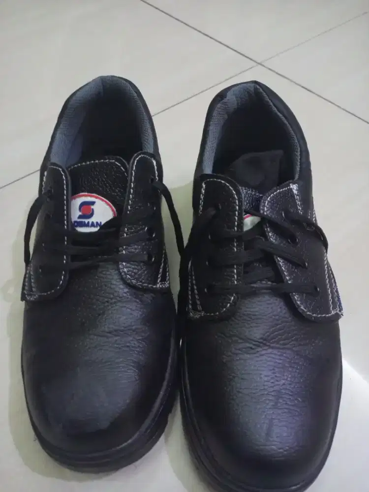 Sepatu safety proyek