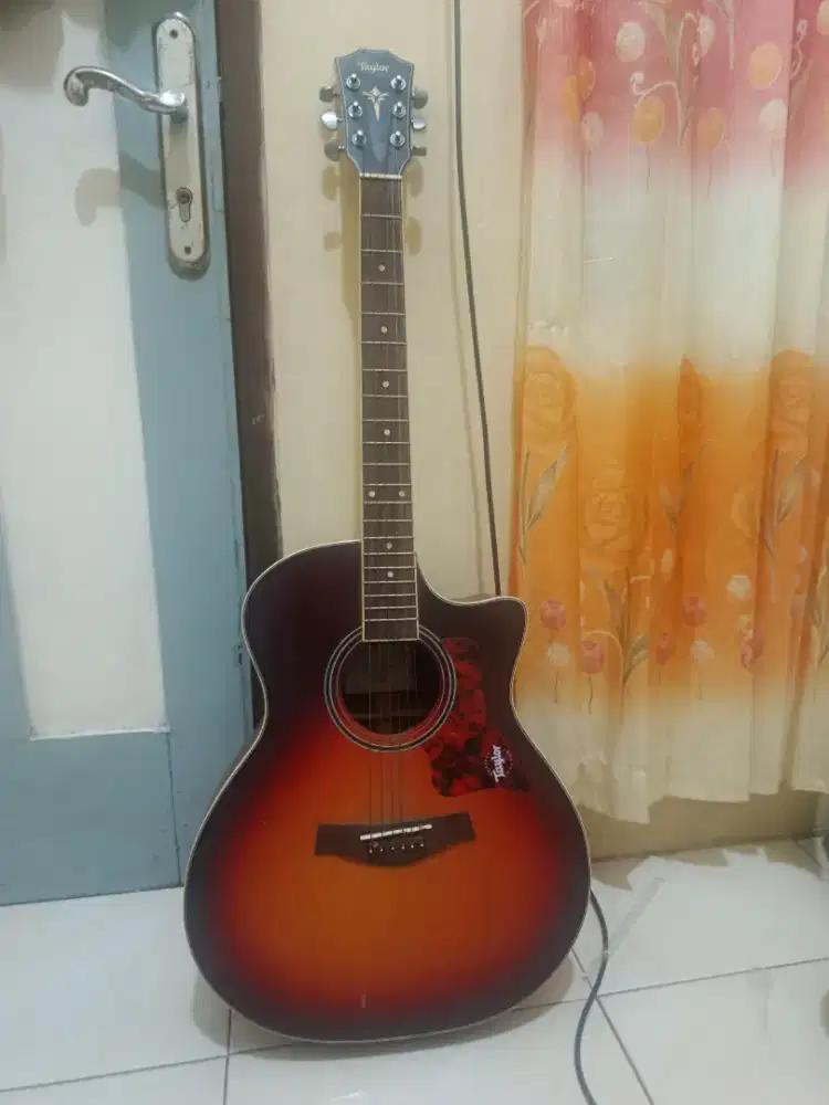 Di jual gitar merek taylor