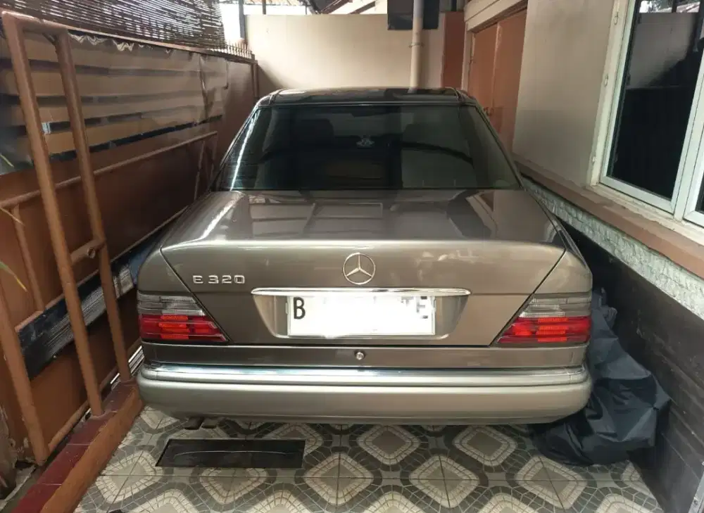 Mercedes Benz type E220
A/n.:sendiri jarang di pakai
KM rendah 110.000