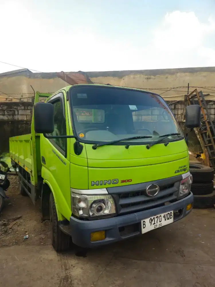 Hino dutro 110 SDL engkel long truk 4 roda thn 2012 bak cargo