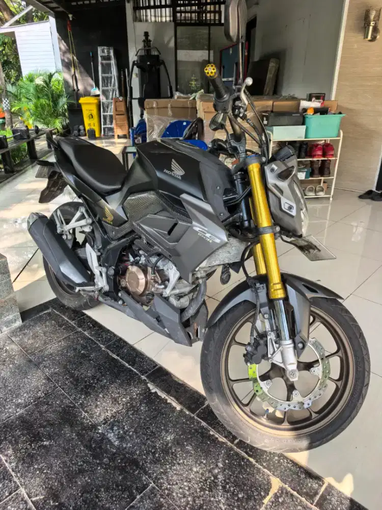 Honda CB 150 R. Hitam