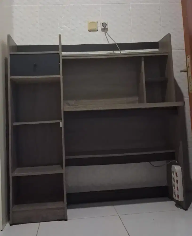 Meja belajar bekas