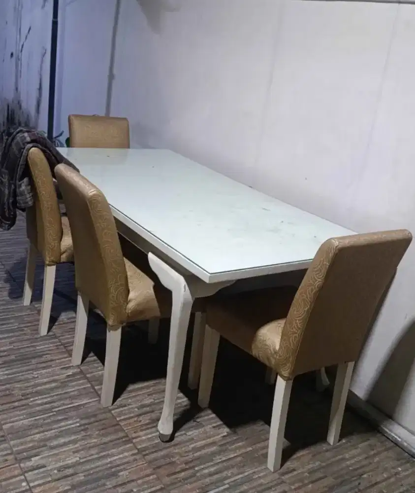 meja makan Duco + kursi