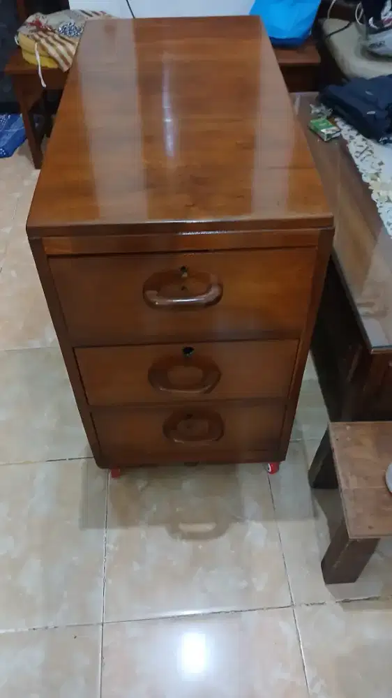 Lemari jati lama